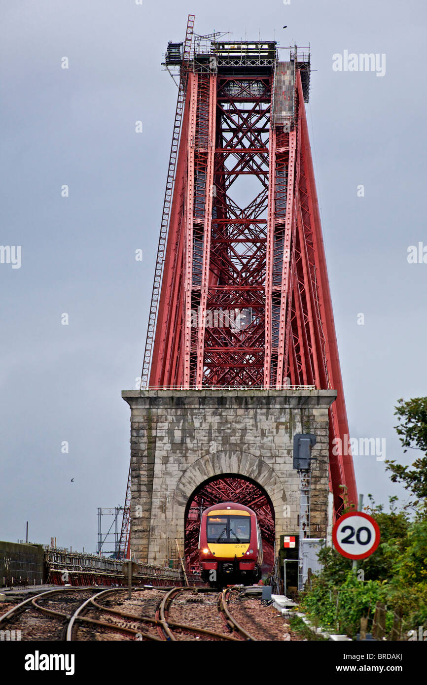 Eine s-Bahn kreuzt die Forth Rail Bridge in North Queensferry Station, Fife, Schottland Stockfoto