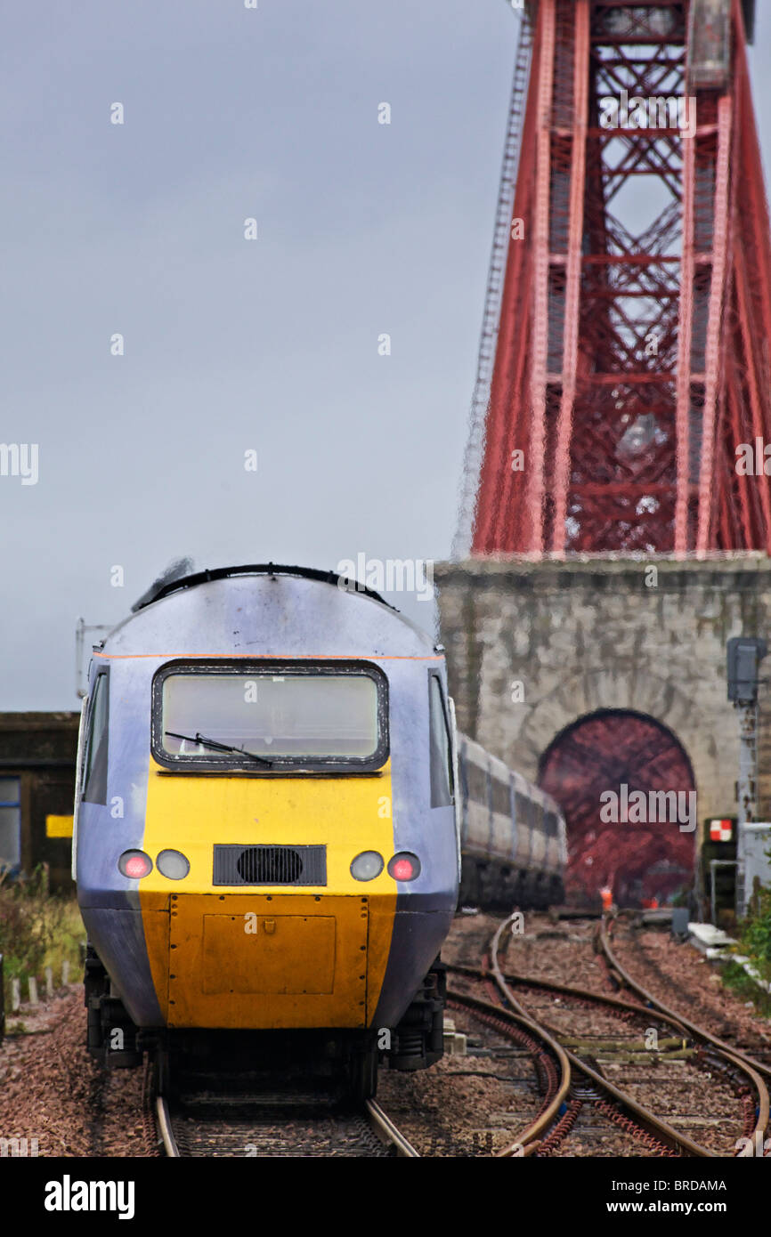 Ein Intercity express-Zug nähert sich die Forth Rail Bridge North Queensferry Bahnhof, Fife, Schottland Stockfoto
