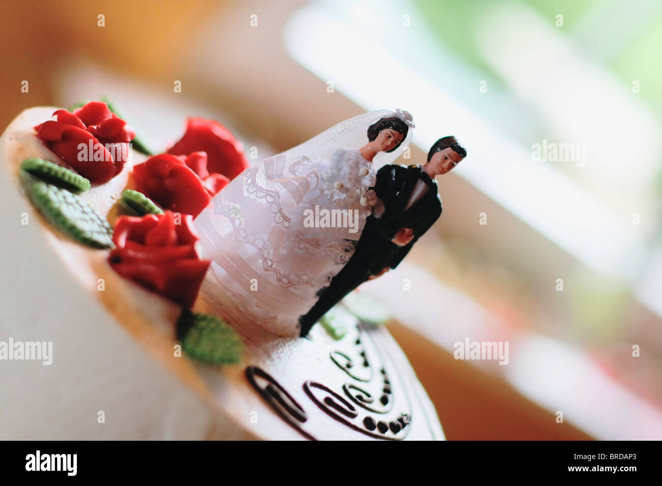 Braut und Bräutigam Figur oben auf einer Hochzeitstorte - selektiven fokus Stockfoto