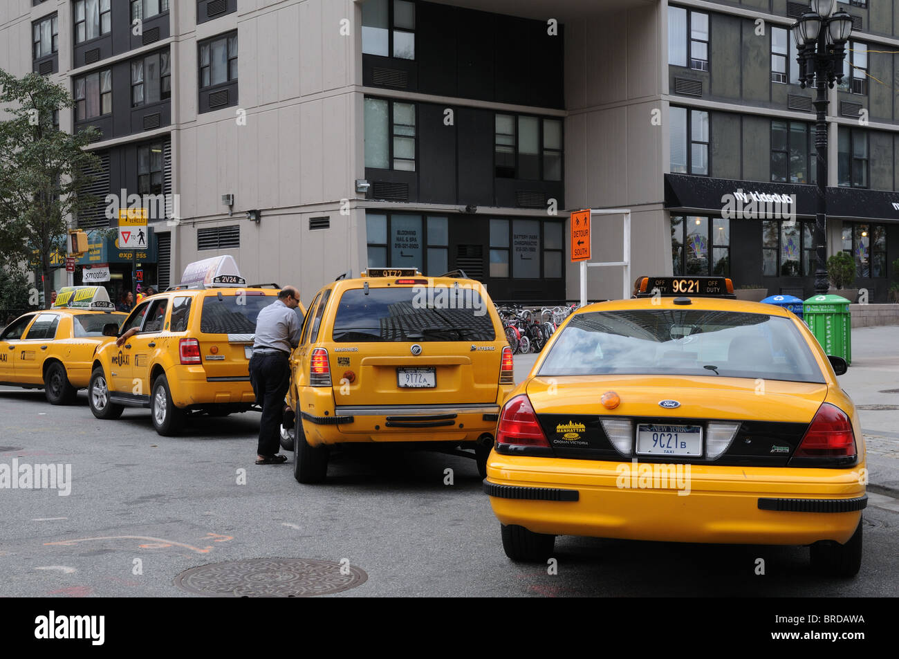 Ein Taxistand in Battery Park City, eine Nachbarschaft in Lower Manhattan. Stockfoto