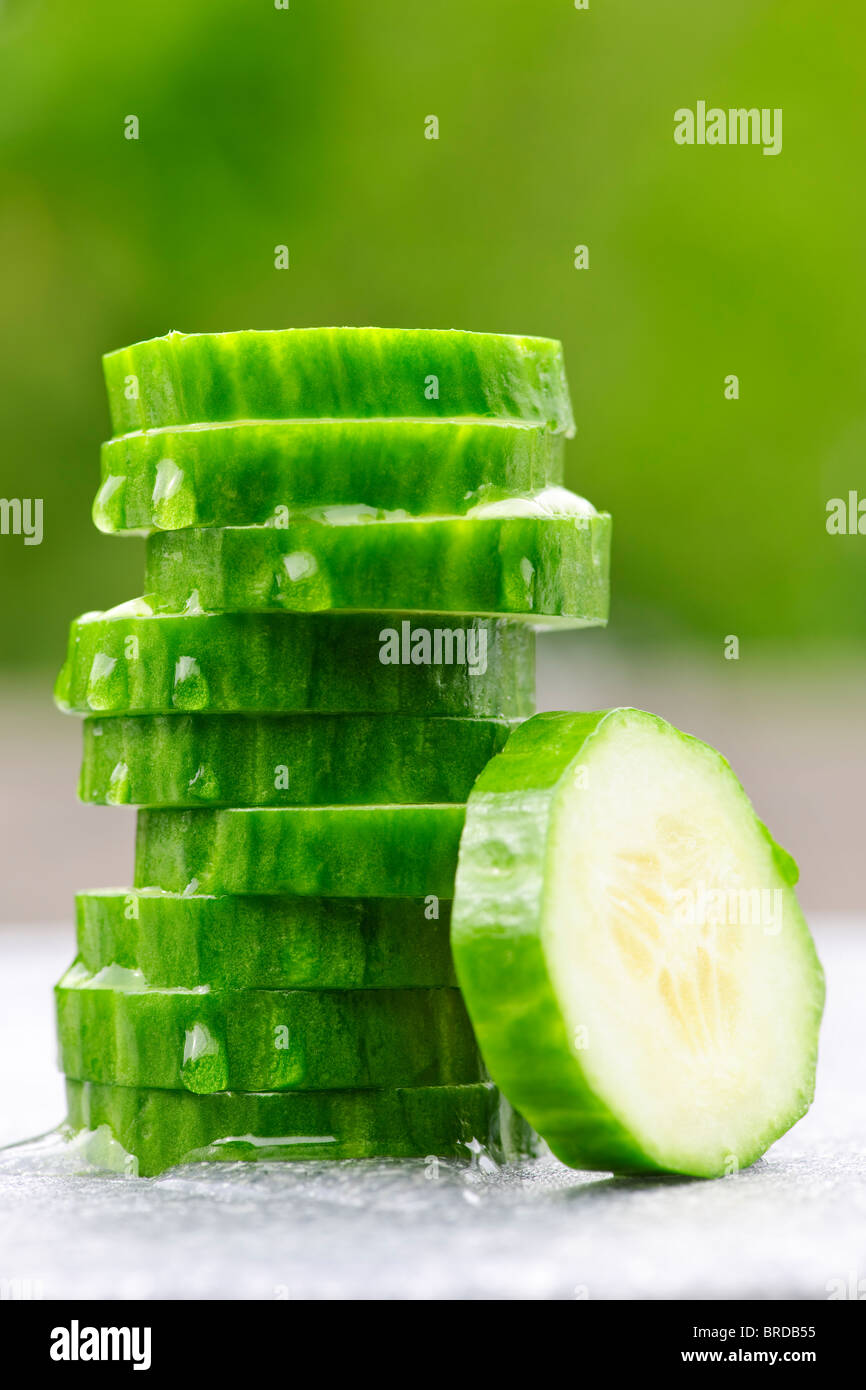 Stapel von frischen organischen grünen Gurkenscheiben Stockfoto