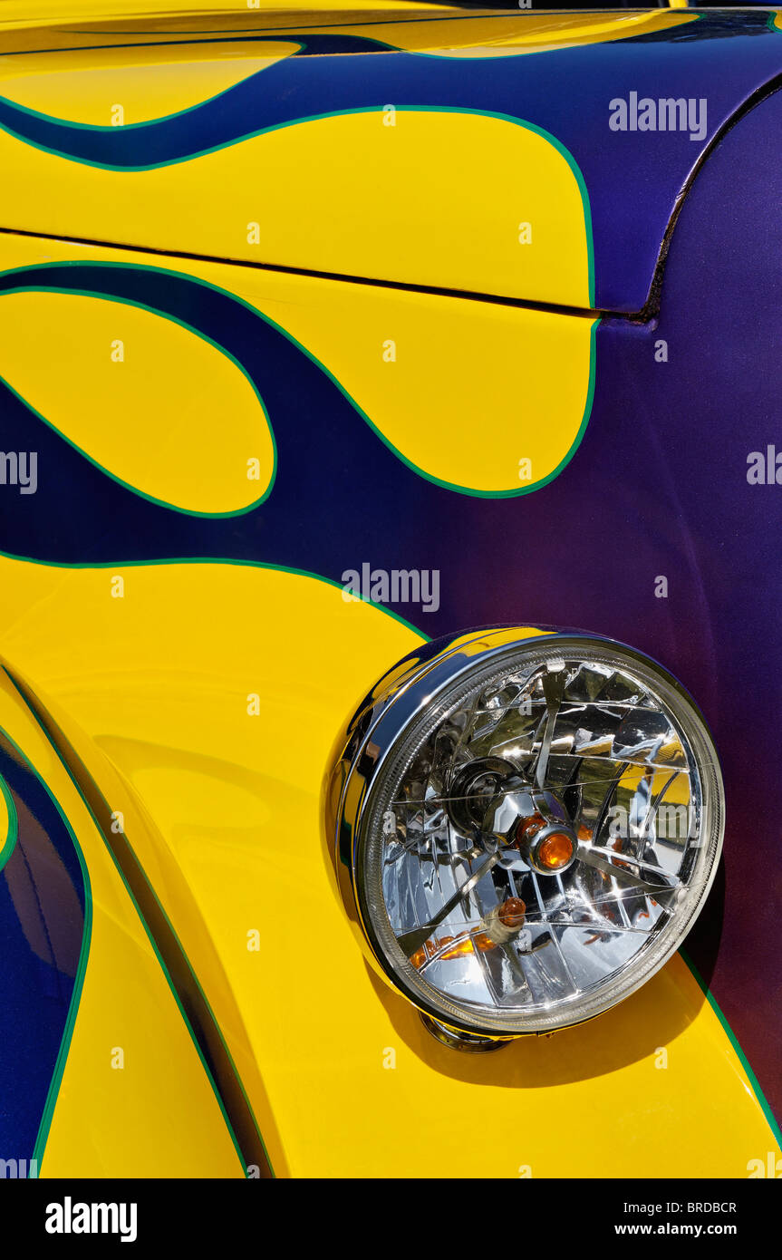 Detail der Scheinwerfer und Custom-Lackierung auf 1936 Plymouth Hotrod bei den 2010 Street Rod Nationals in Louisville, Kentucky Stockfoto