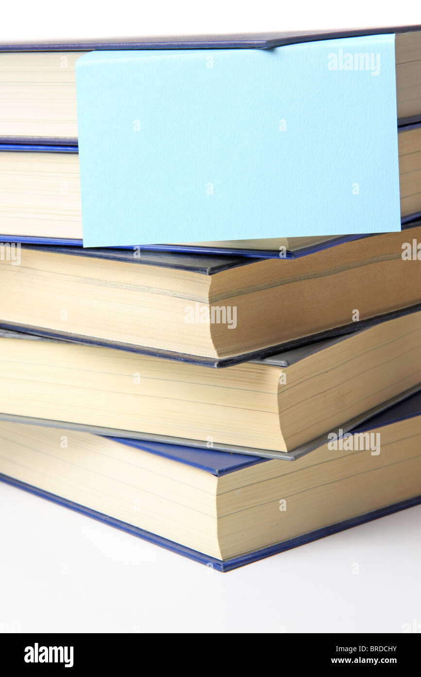Mehrere Bücher liegen übereinander. Alle auf weißem Hintergrund. Stockfoto