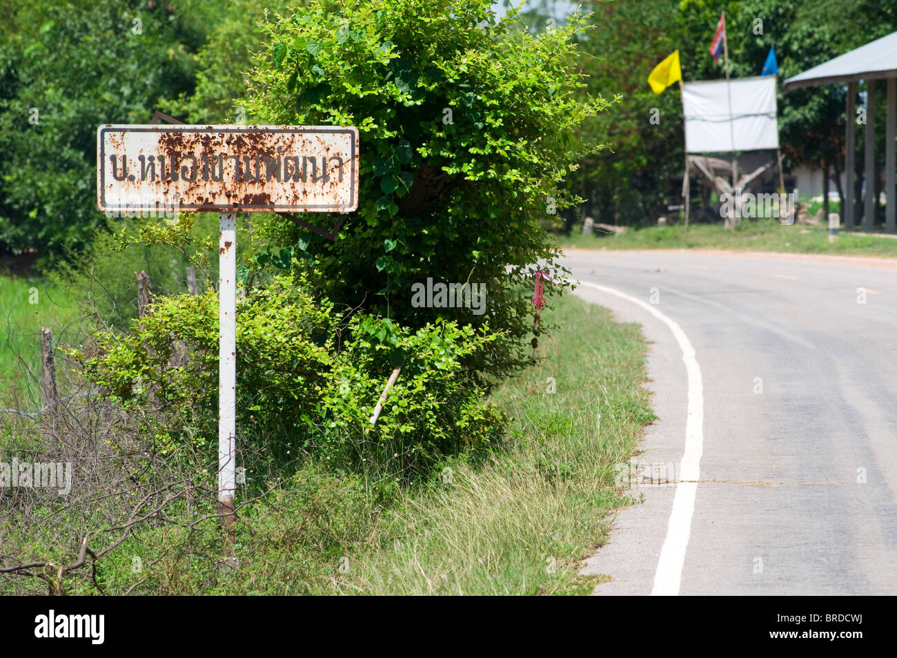 Rostige Verkehrszeichen in Nakhon Ratchasima, Korat, ländlichen Thailand. Auf dem Schild steht Ban Nong Kam Pattana. Stockfoto
