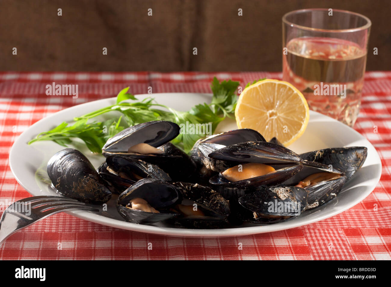 Muscheln mit Zitrone, Petersilie und Wein Stockfoto