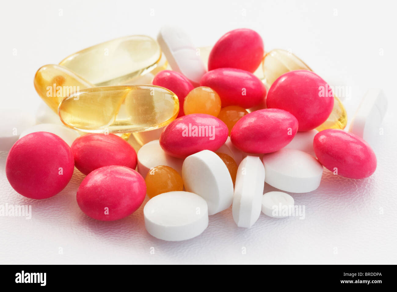 Nahaufnahme eines Sortiments generischer Pillen auf weißem Hintergrund Stockfoto