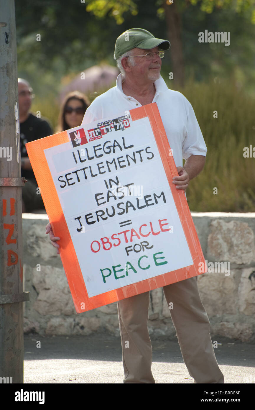 Aktivisten protestieren israelische Siedlungen in den arabischen Ost-Jerusalem Nachbarschaft von Sheikh Jarrah. Stockfoto