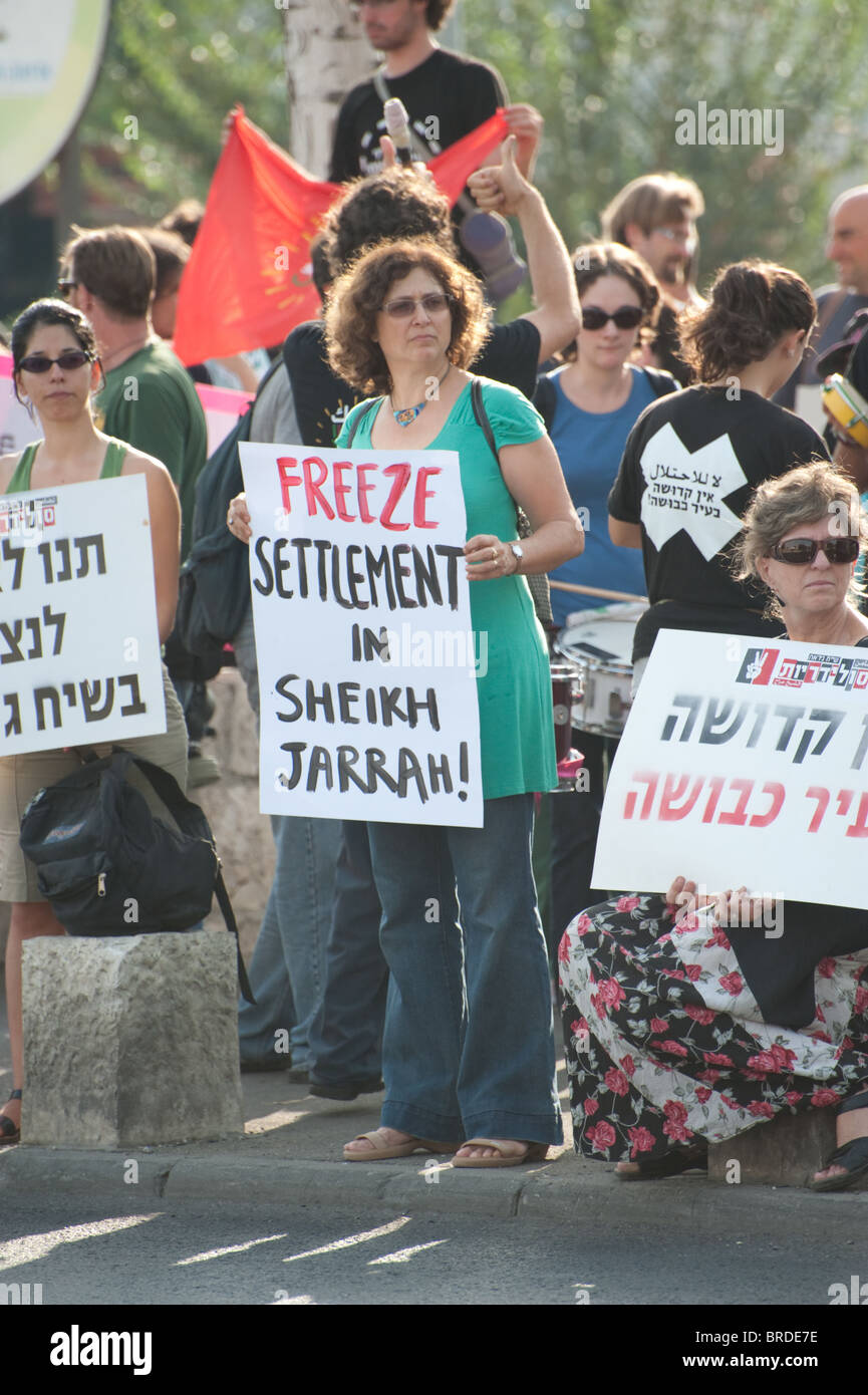 Aktivisten protestieren israelische Siedlungen in den arabischen Ost-Jerusalem Nachbarschaft von Sheikh Jarrah. Stockfoto