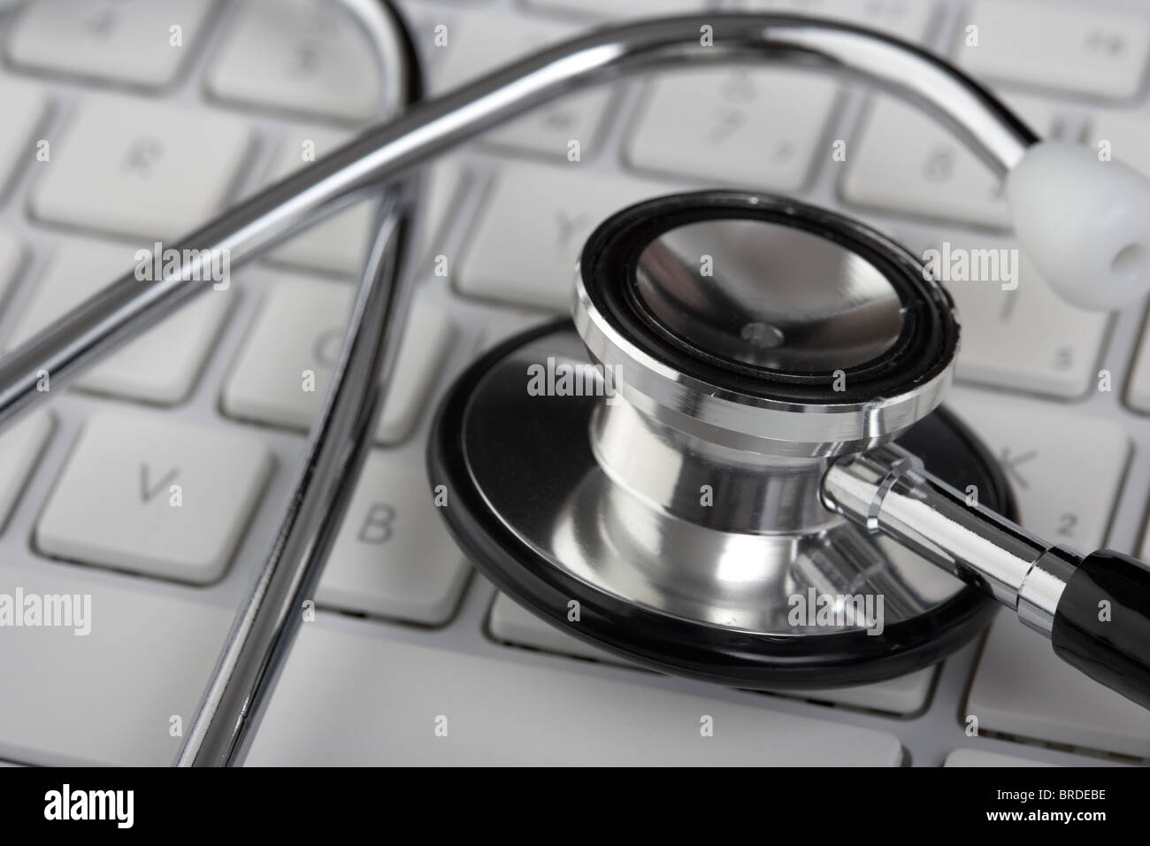 Stethoskop auf einer Computertastatur Stockfoto