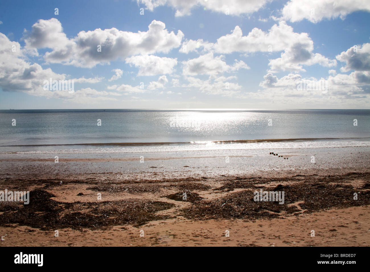 Bridlington Strand - sonniger Tag mit Licht reflektiert das Meer Stockfoto