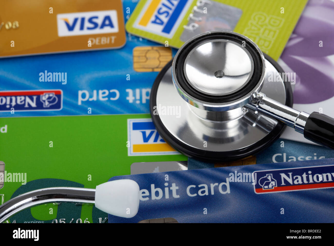 medizinische Stethoskop auf einen Haufen von Kreditkarten Stockfoto