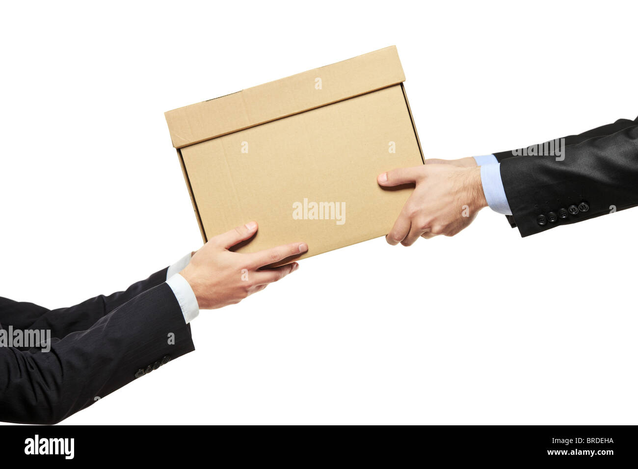 Ein Geschäftsmann liefern eine Paket mit einem Mann isoliert auf weiss Stockfoto