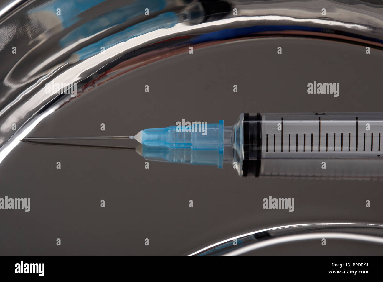 Injektionsspritzen und Nadel in einem Metall Niere-Tablett Stockfoto