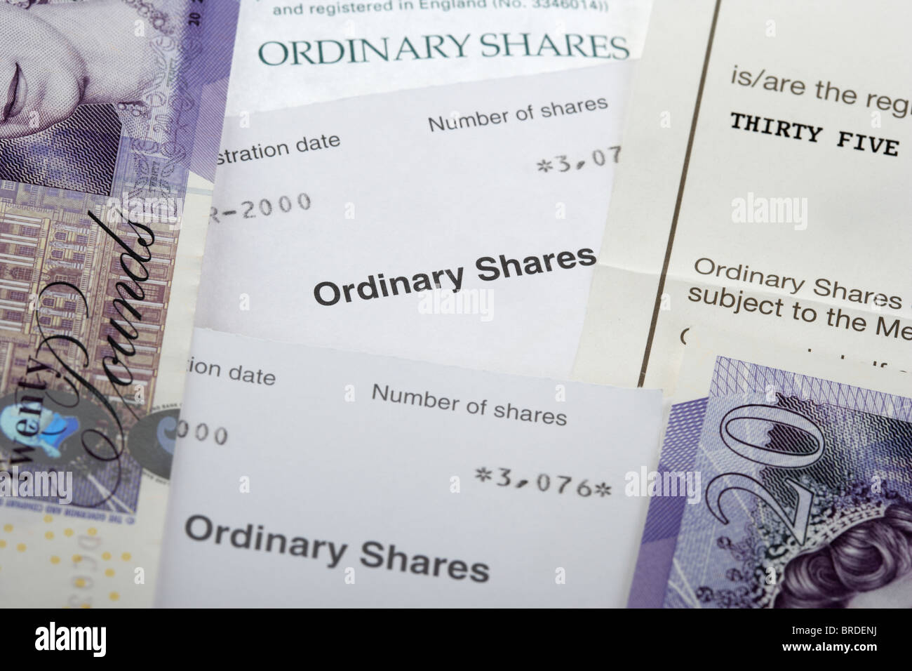 Stammaktie Zertifikate mit zwanzig Pfund-Noten im Vereinigten Königreich Stockfoto