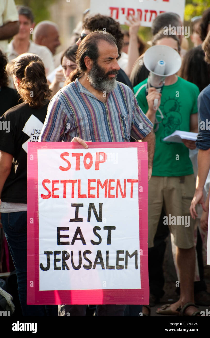 Aktivisten protestieren israelische Siedlungen in den arabischen Ost-Jerusalem Nachbarschaft von Sheikh Jarrah. Stockfoto