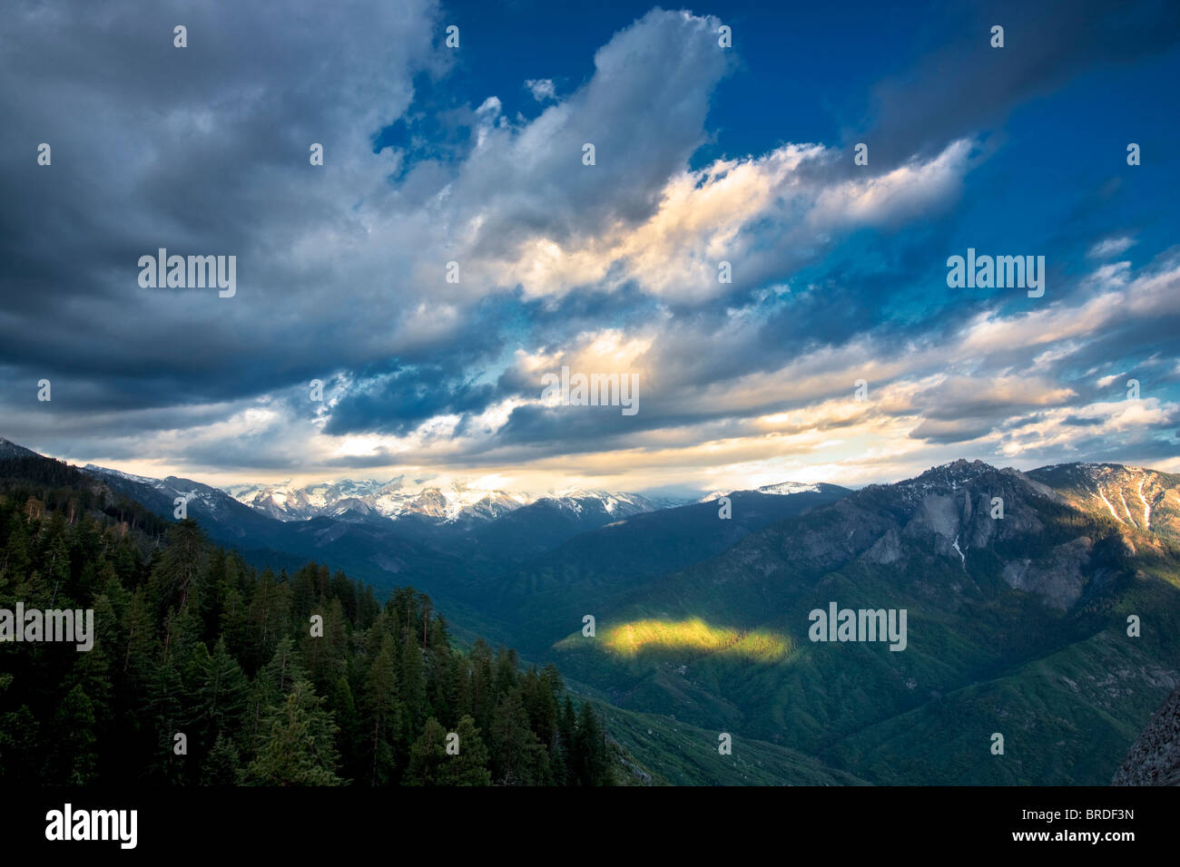Blick auf Sonne und Wolken von Moro Rock. Sequoia Nationalpark, Kalifornien Stockfoto