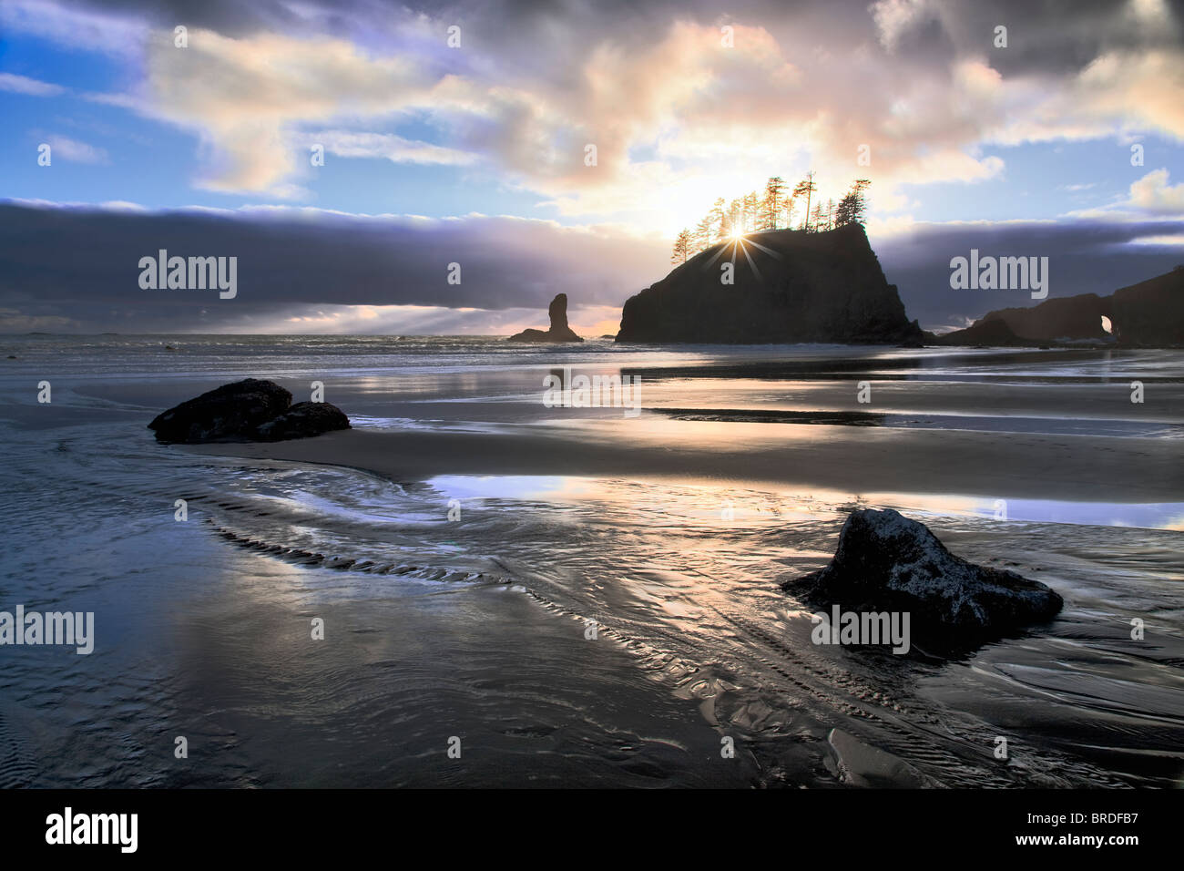 Sonnenuntergang mit Stream am zweiten Strand. Olympic Nationalpark, Washington Stockfoto