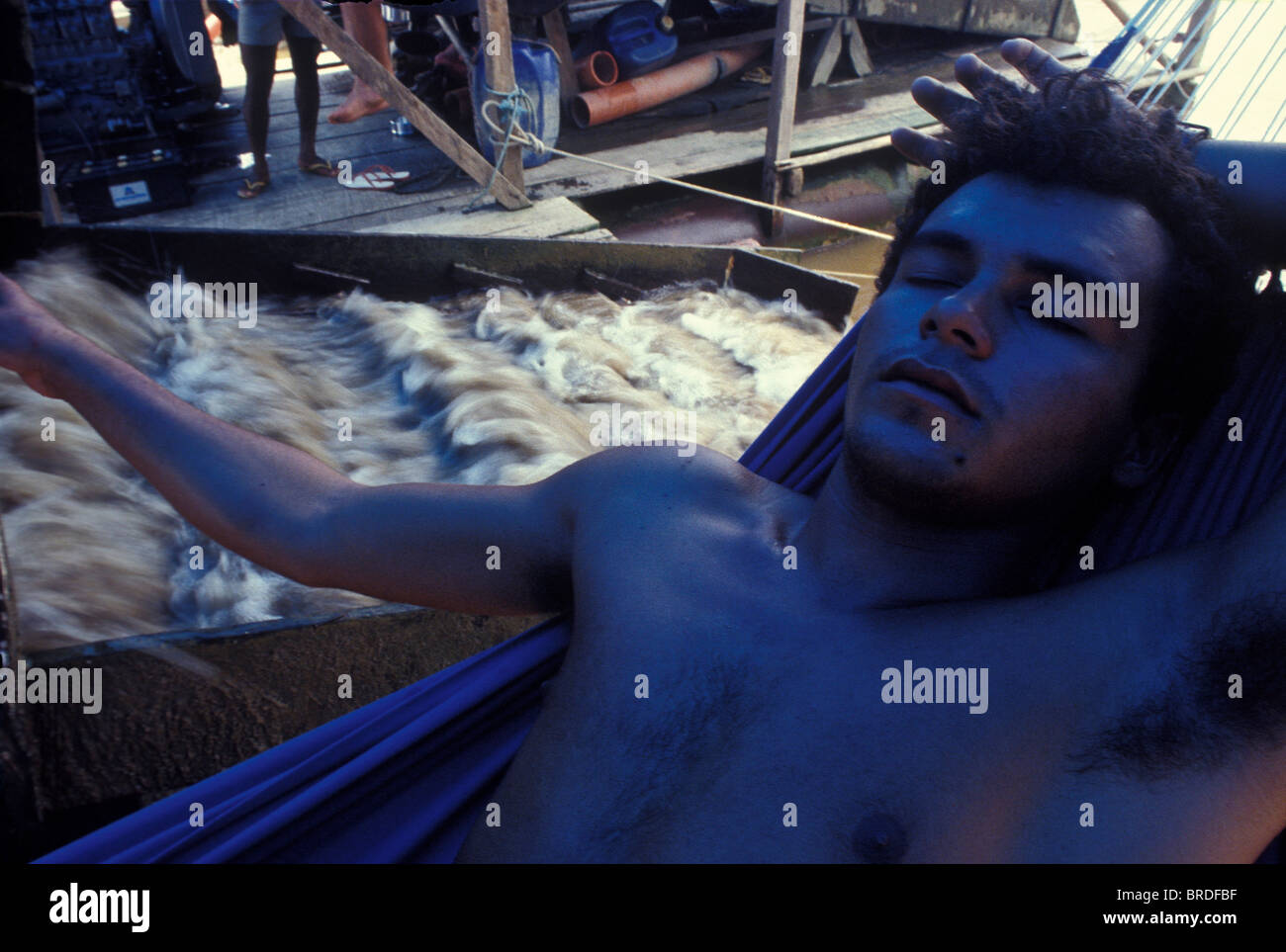 Unabhängige Goldgräber Garimpeiros genannt in den Flößen entlang der Flüsse in den indigenen Yanomami-Land Leben und arbeiten Stockfoto