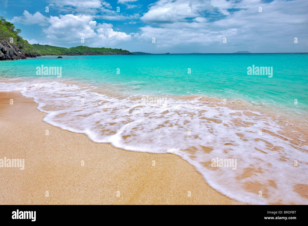 Stamm-Strand mit Welle. St. John Island. Jungferninseln (US). Virgin Islands Nationalpark. Stockfoto