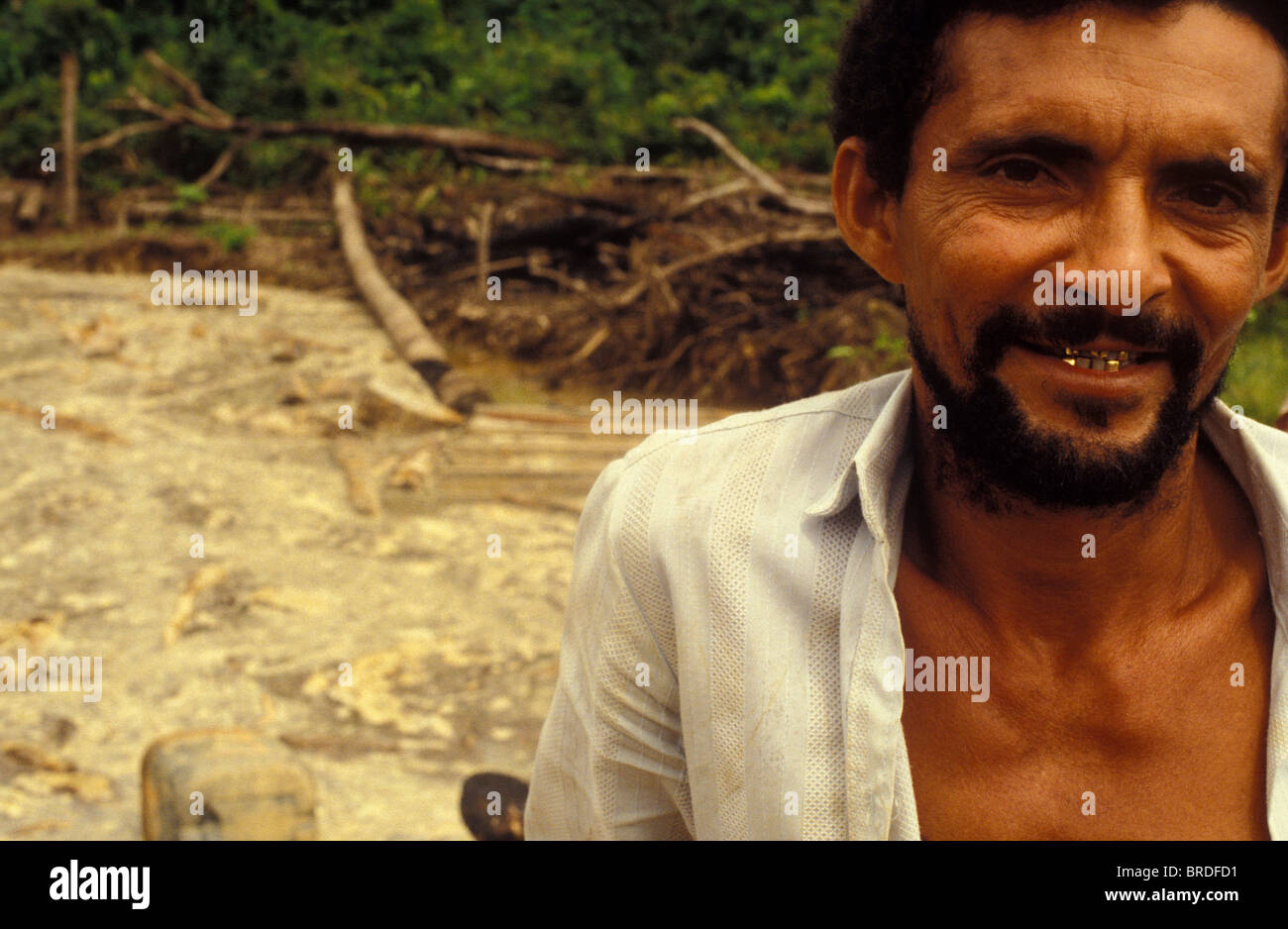Abholzung und Umweltverschmutzung durch unabhängige Goldgräber, die indigenen Yanomami-Land in den 1990er Jahren erobert, zurückgelassen Stockfoto