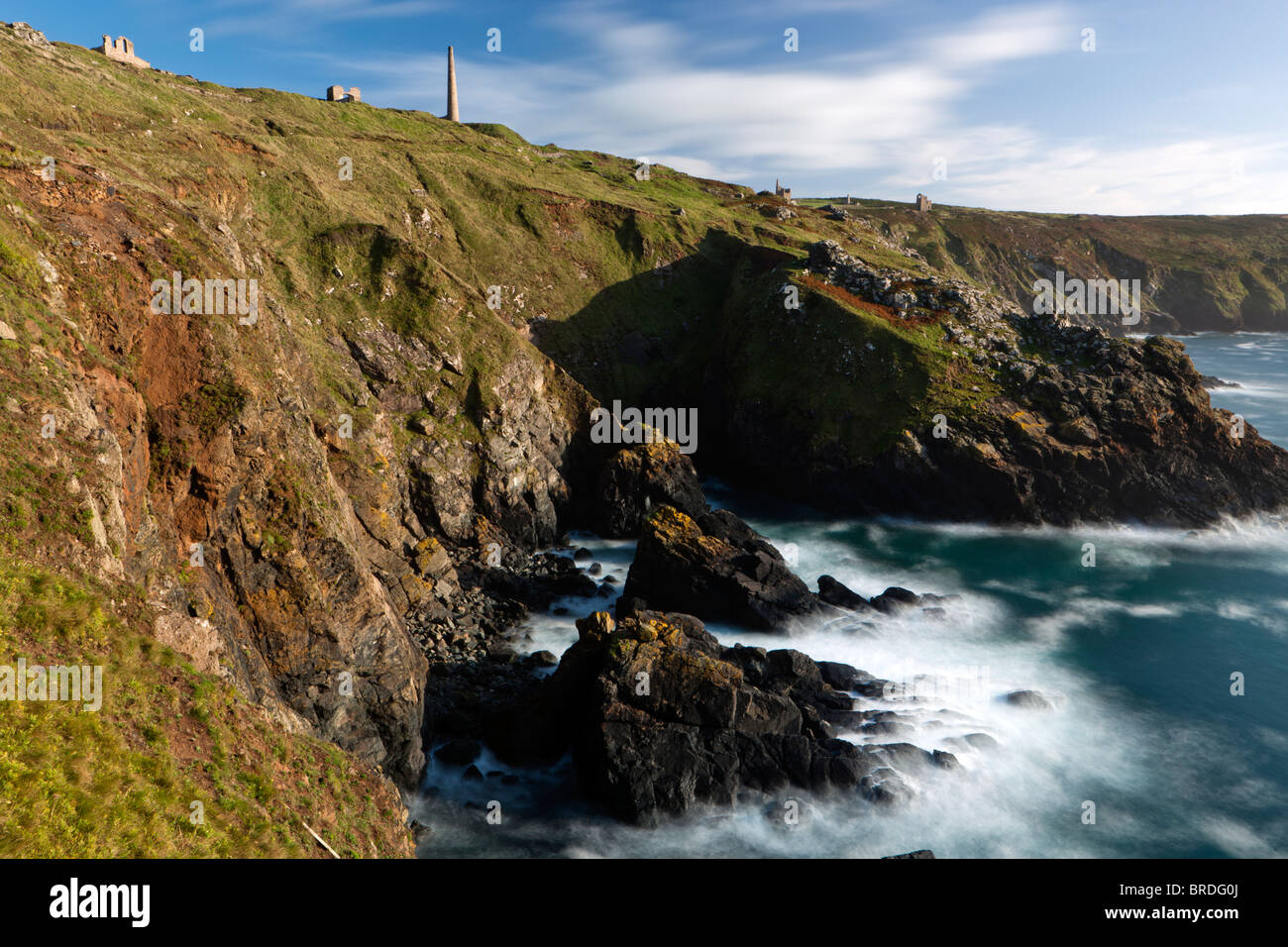 Cornish Küste mit Ruinen von mir. Stockfoto