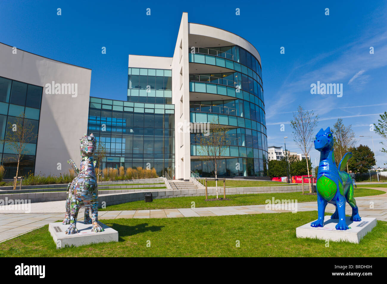 Drachen außerhalb Bürogebäude Teil des Superdragons Weges ein Community-Kunst-Projekt in Newport Gwent South East Wales UK Stockfoto