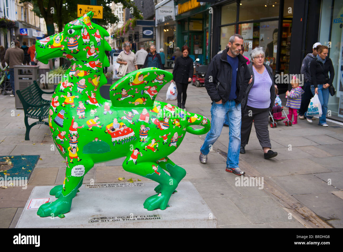 "Scrum die Superdragon" Drachen im Stadtzentrum Teil der Superdragons Strecke ein Community-Kunst-Projekt in Newport South Wales UK Stockfoto