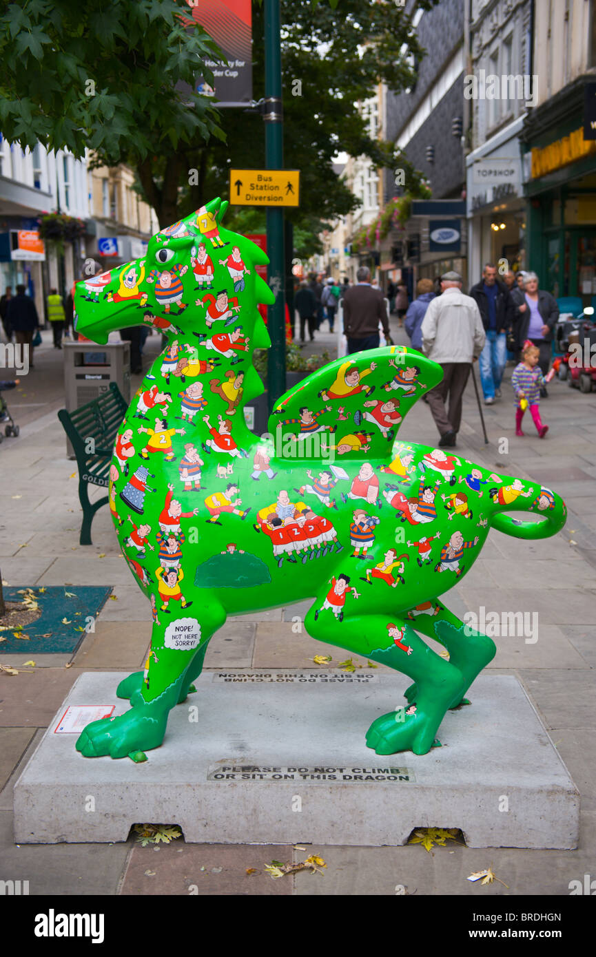 "Scrum die Superdragon" Drachen im Stadtzentrum Teil der Superdragons Strecke ein Community-Kunst-Projekt in Newport South Wales UK Stockfoto