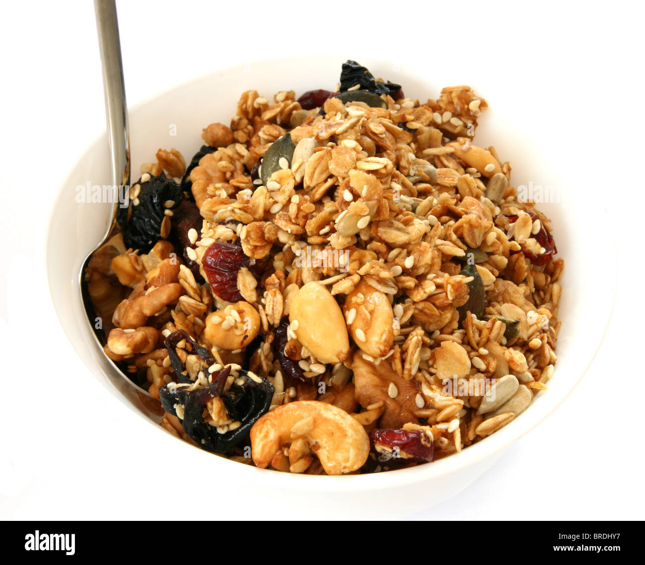 Gebackene Müsli in weiße Schüssel mit Früchten und Nüssen auf weißem Hintergrund Stockfoto