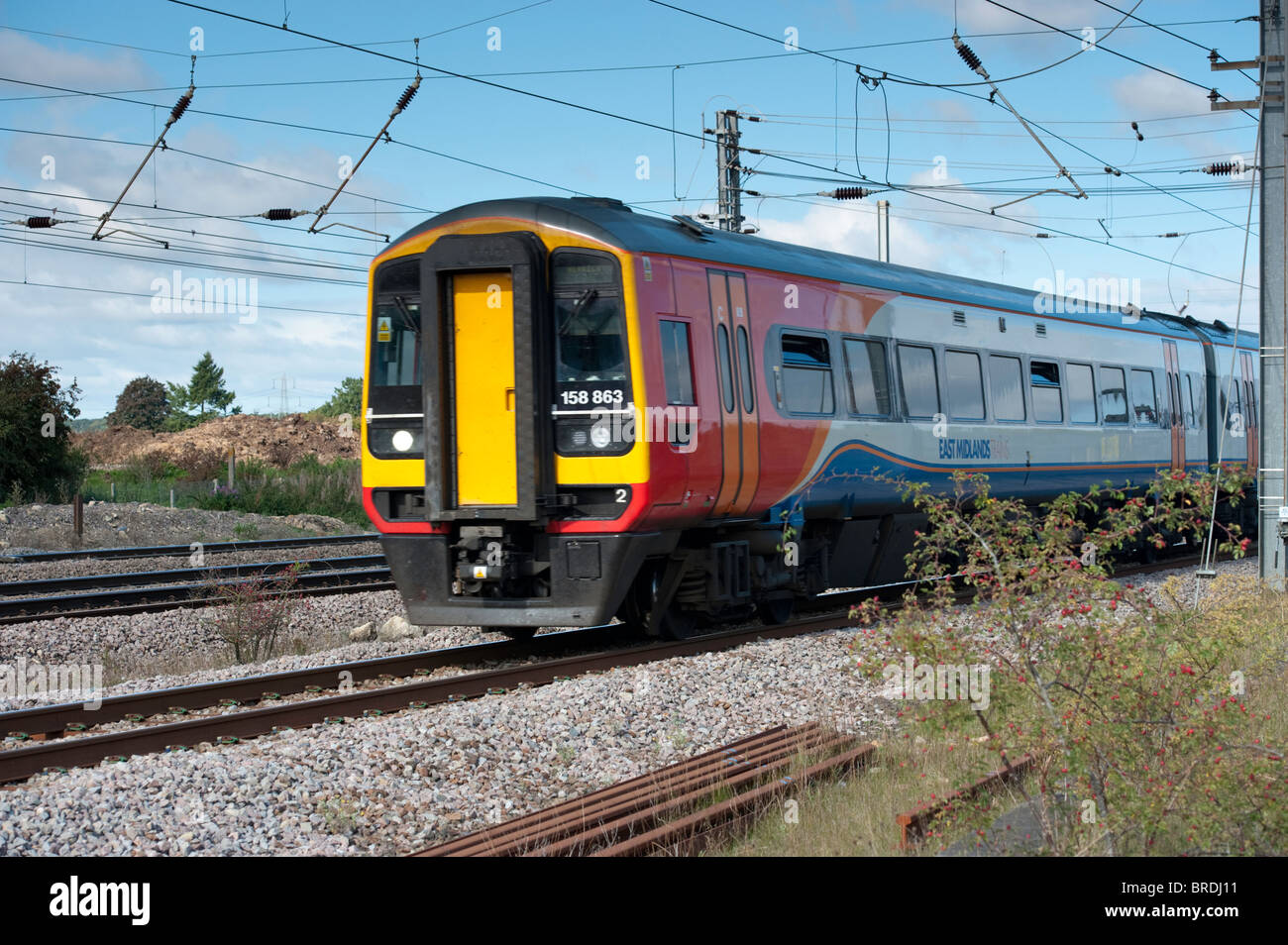 Klasse 158 158863 East Midlands Zug nach Süden am Little Bytham, Lincolnshire. Stockfoto