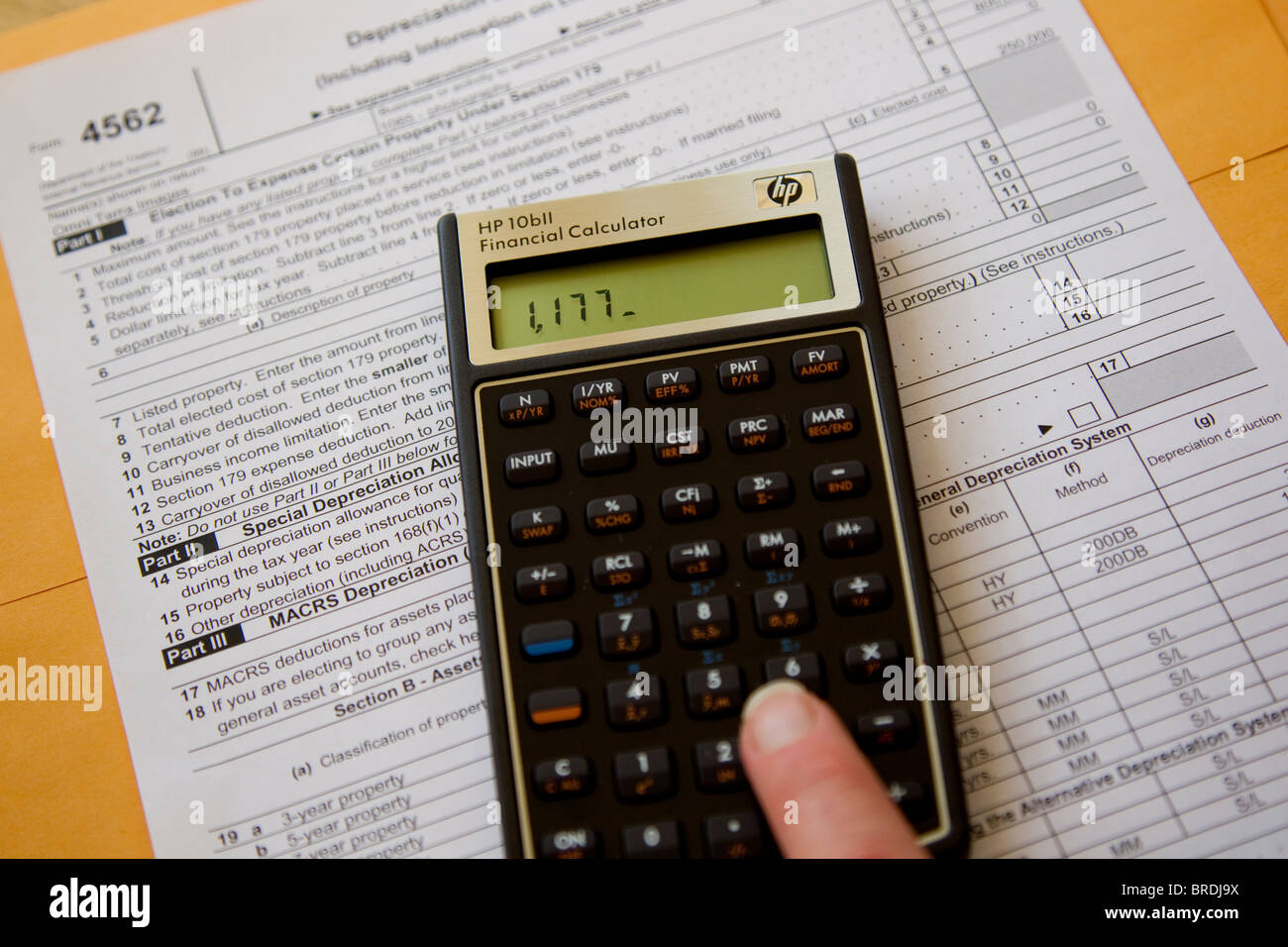 Rechner Berechnung der Ertragsteuern auf Steuerformular, Aufwendungen und Erträge Stockfoto