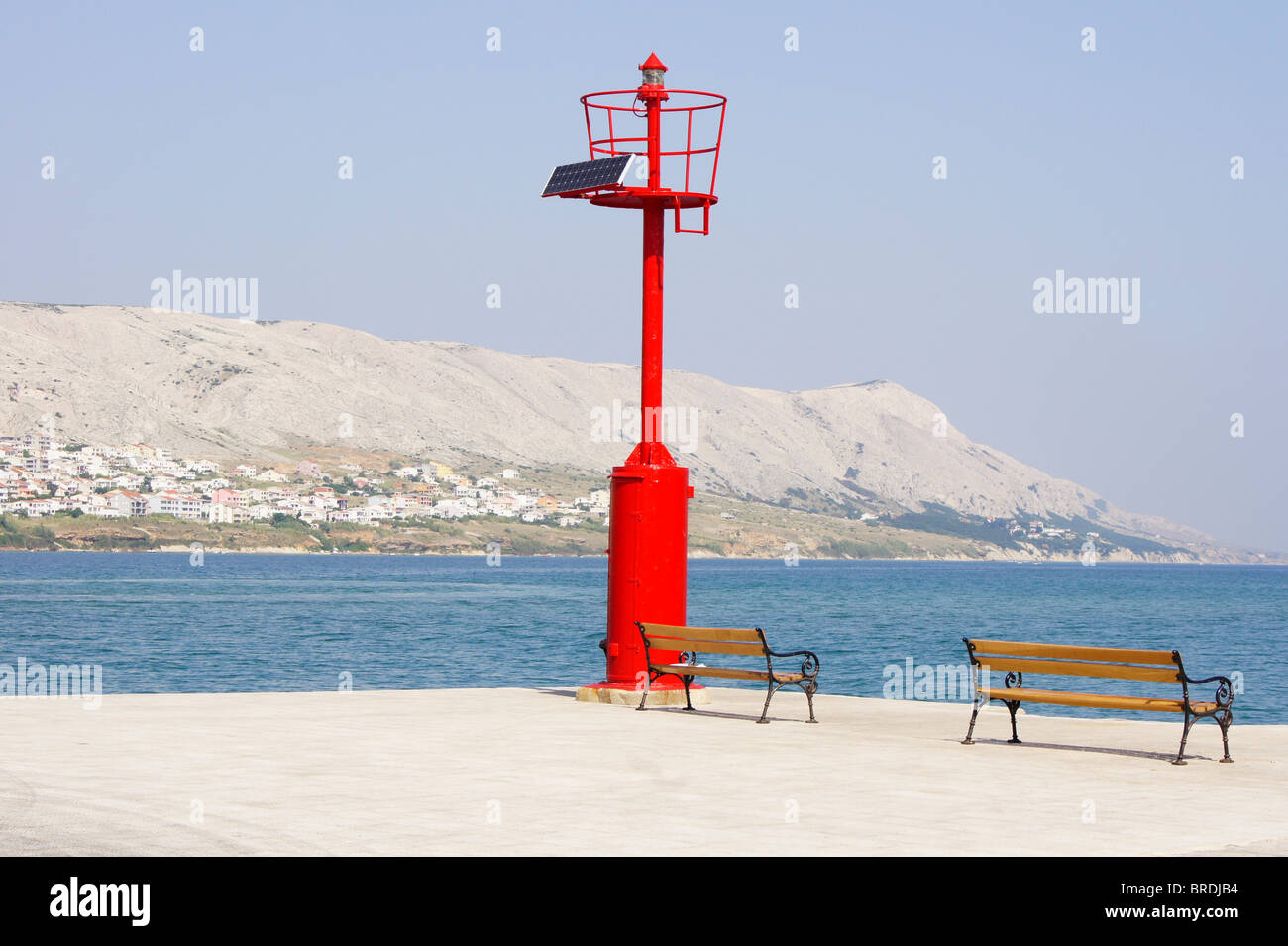 Rundumleuchte und zwei Bänken, Insel Pag, Kroatien Stockfoto