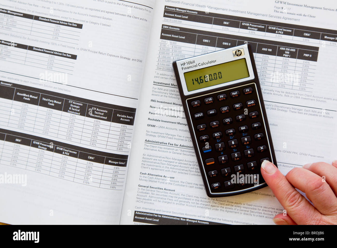 Rechner Berechnung der Ertragsteuern auf Steuerformular, Aufwendungen und Erträge Stockfoto