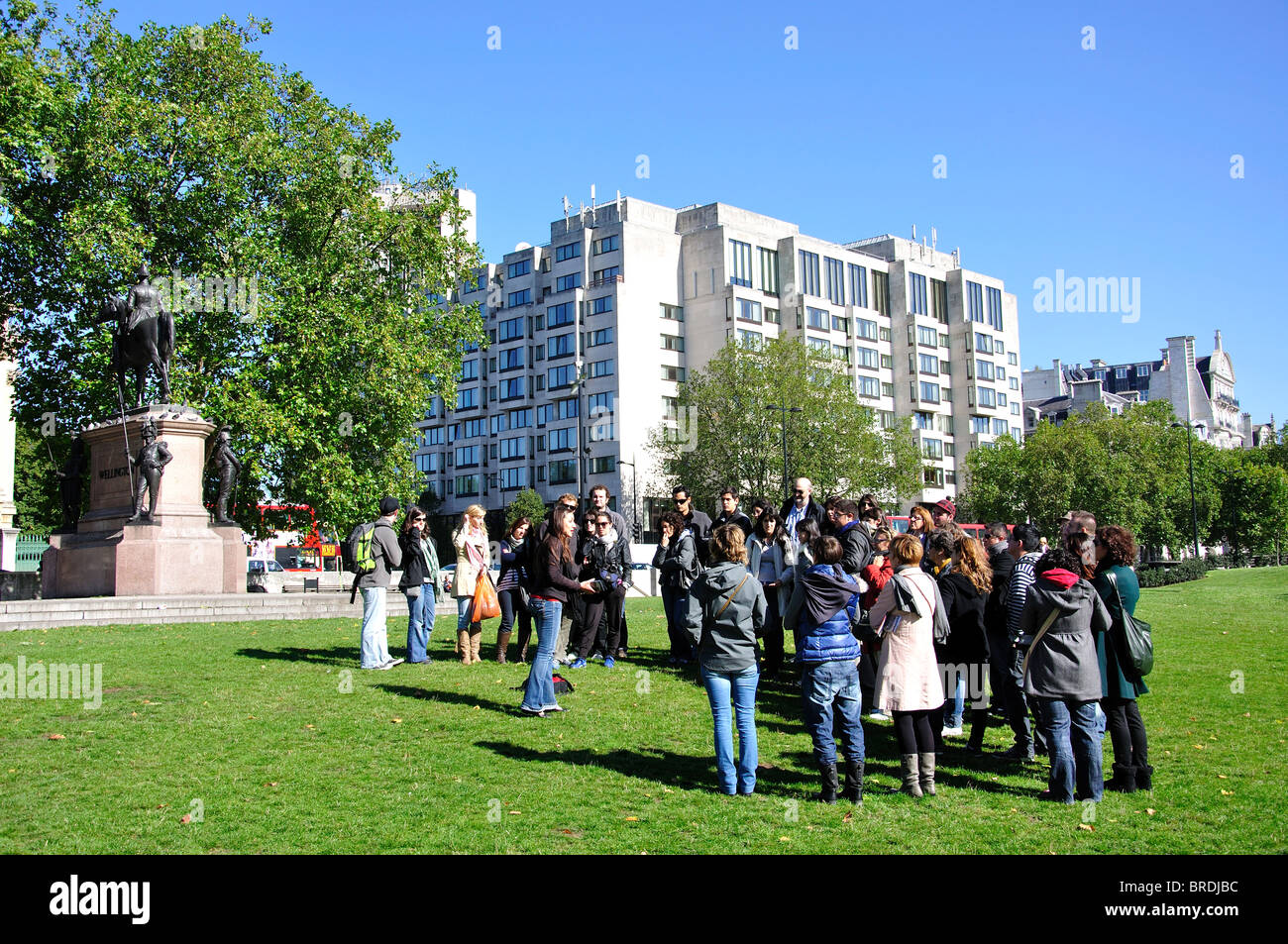 Gruppe auf Tour von Denkmälern, Hyde Park Corner, City of Westminster, London, England, Vereinigtes Königreich Stockfoto