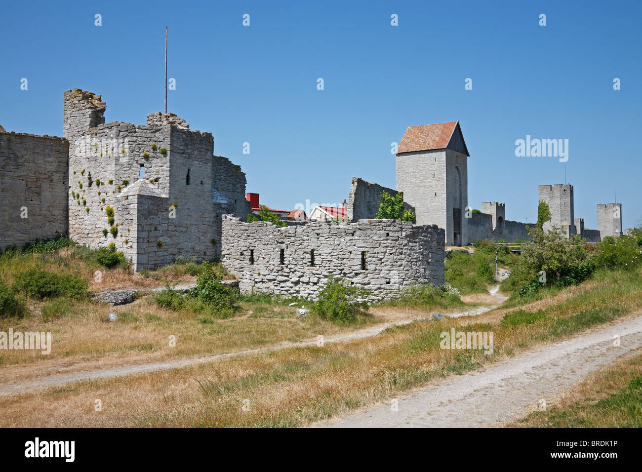 Der östliche Teil der mittelalterlichen Stadtmauer, die Stadtmauer, um die Hansestadt Visby auf der schwedischen Insel Gotland in der Ostsee. Stockfoto