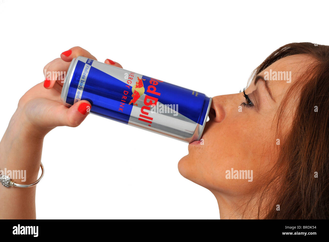 "Red Bull" Energy-Drink, Frau trinkt eine Dose "Red Bull" Stockfoto