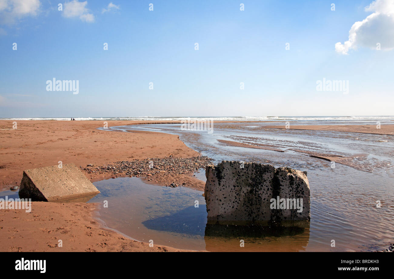 Lunan Wasser fließt zum Meer über den Strand bei Lunan Bay, Angus, Schottland, Vereinigtes Königreich. Stockfoto