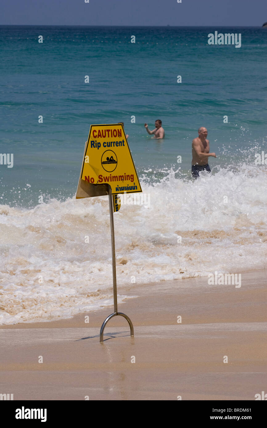 Kein Schwimmen-Schild mit Schwimmen Menschen Stockfoto