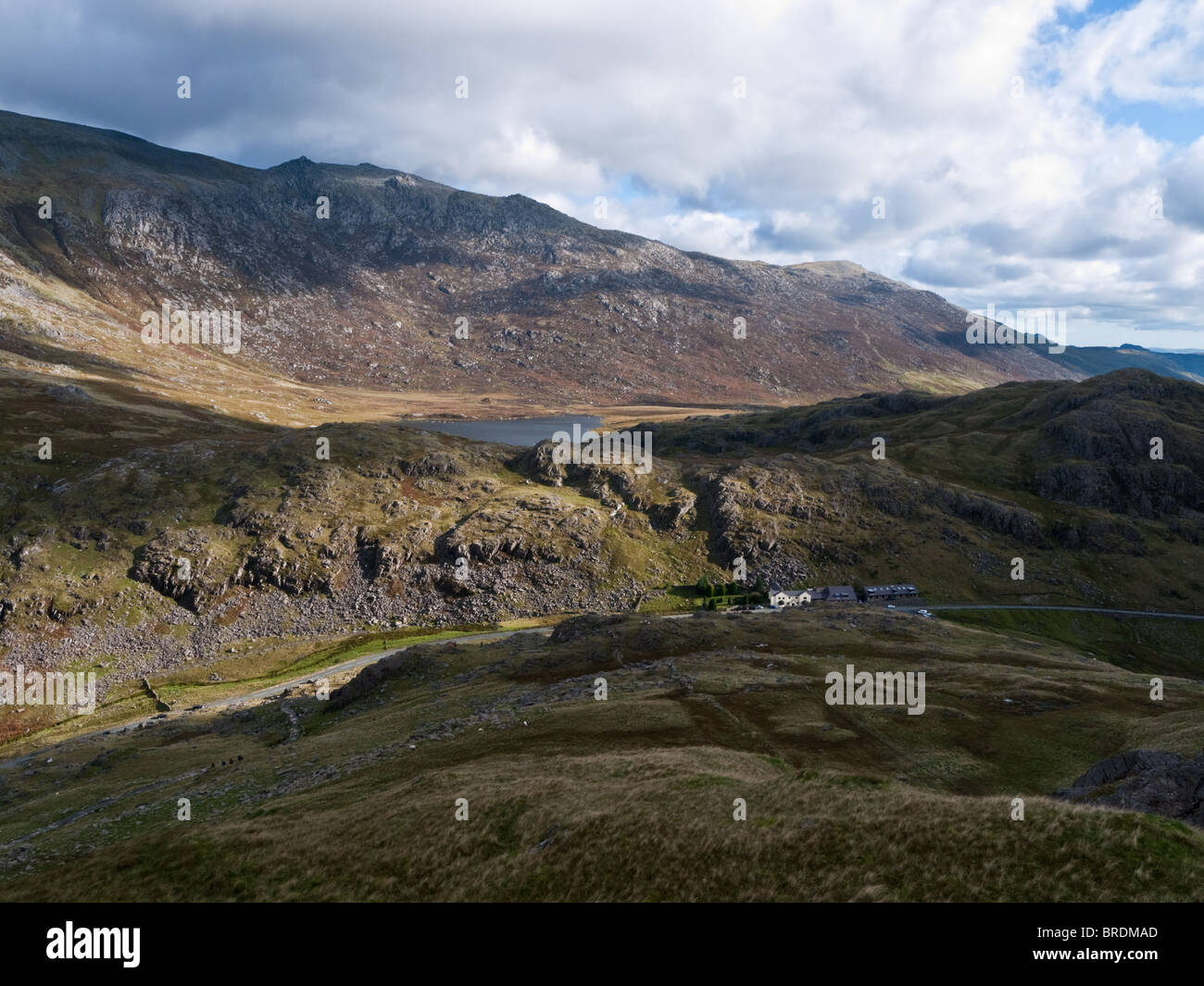 Pen Sie-y-Pass Jugendherberge an der Spitze von Llanberis Pass in Snowdonia. Glyder Fach und Llyn Cwmffynnon bilden den Hintergrund Stockfoto