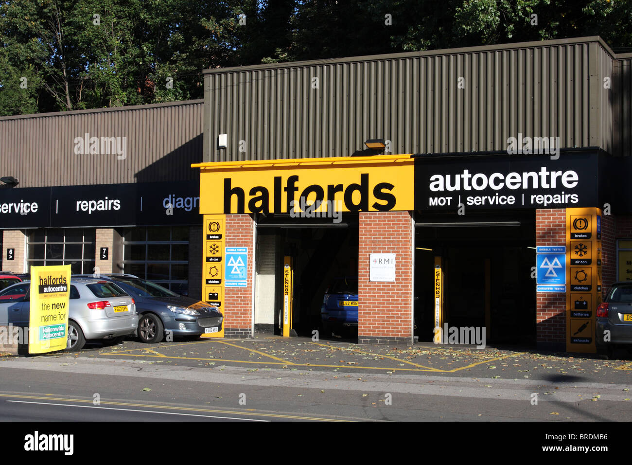 Ein Halfords Autocentre in einer Stadt, U.K. Stockfoto