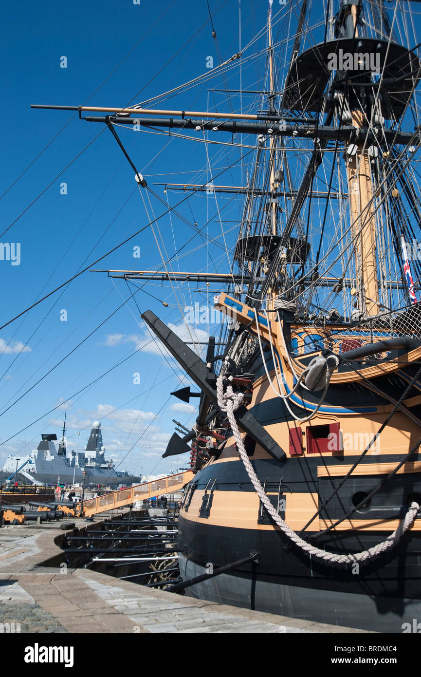 HMS Diamond und HMS Victory in Portsmouth Historic Dockyard, England