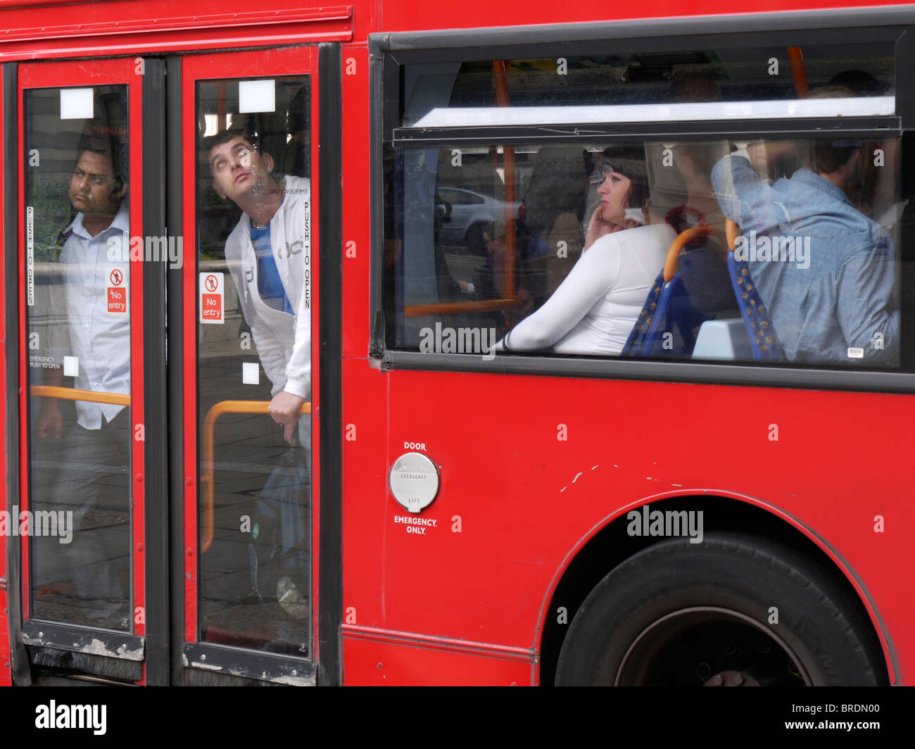 Voller roter Doppeldeckerbus in London, der durch die Hauptverkehrszeit mit Passagieren an Bord navigiert, London, Großbritannien Stockfoto Voller roter Doppeldeckerbus in London, der durch die Hauptverkehrszeit mit Passagieren an Bord navigiert, London, Großbritannien Stockfoto