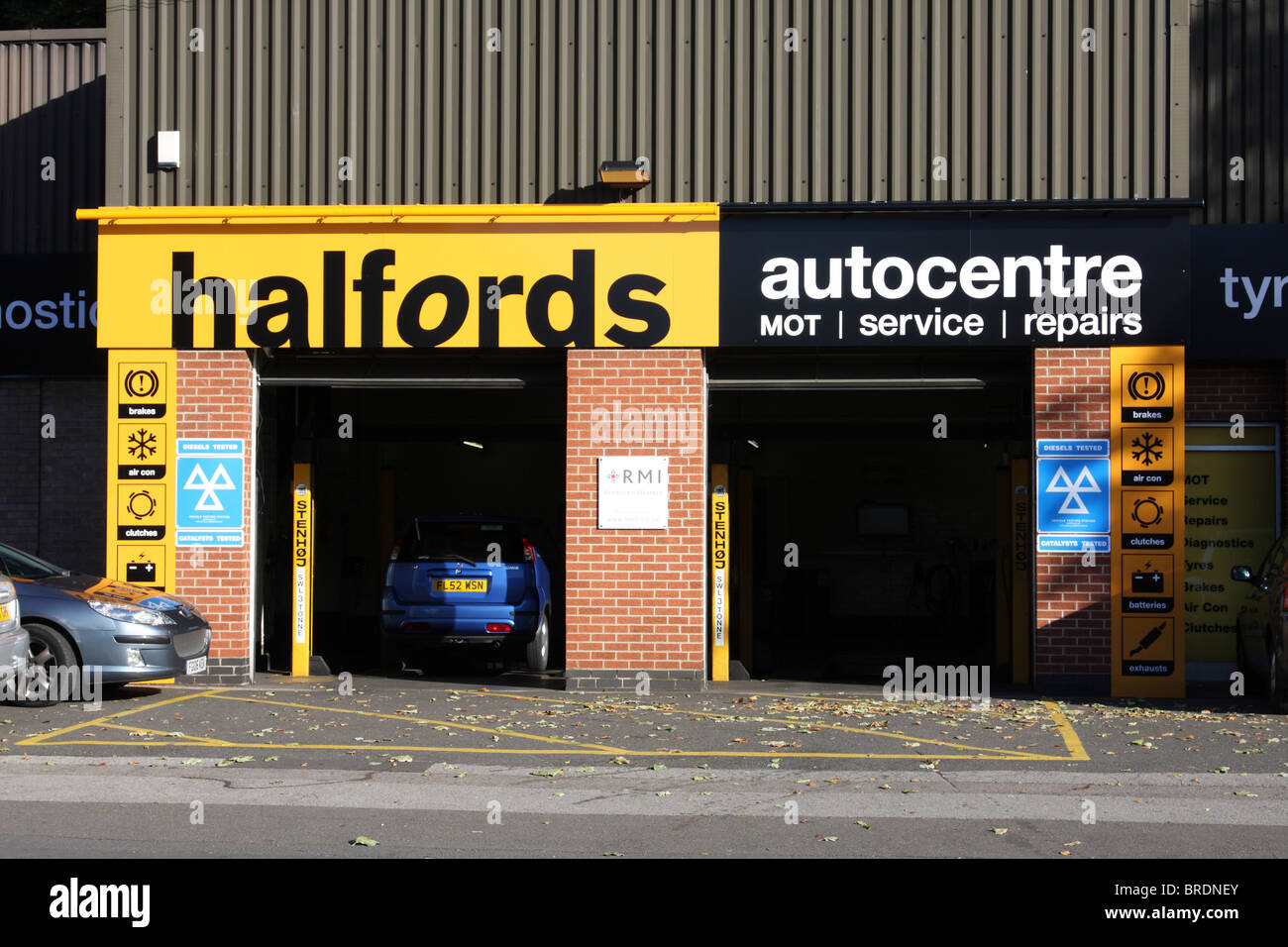 Ein Halfords Autocentre in einer Stadt, U.K. Stockfoto