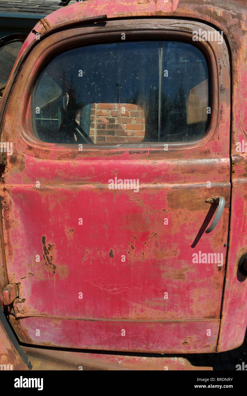 Ein Blick auf die Seite Fahrertür von einem verrosteten alten Fargo Pick up truck Stockfoto