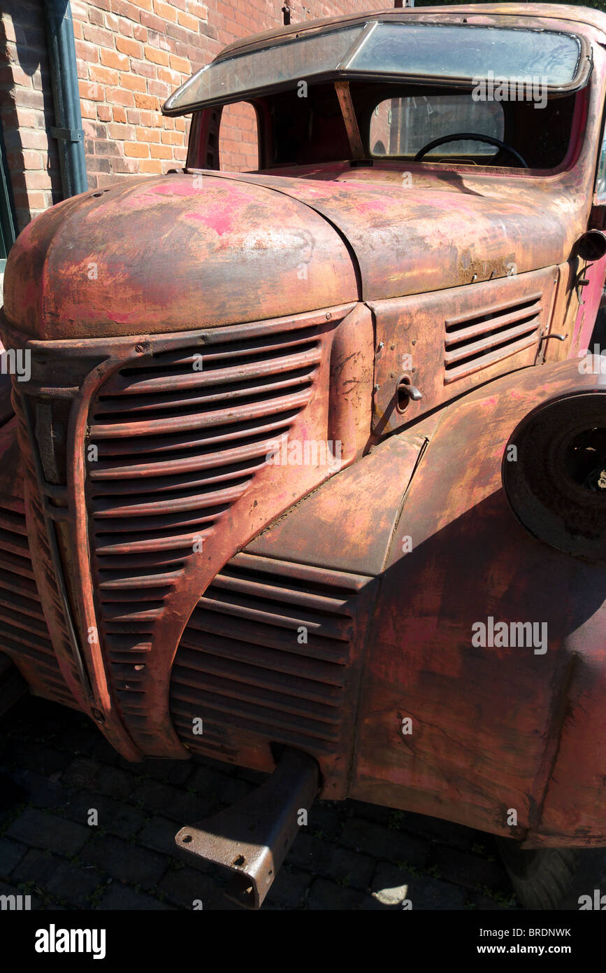 Vorderansicht des eine rostige alte Fargo LKW in Torontos Brennerei Touristenviertel abholen Stockfoto