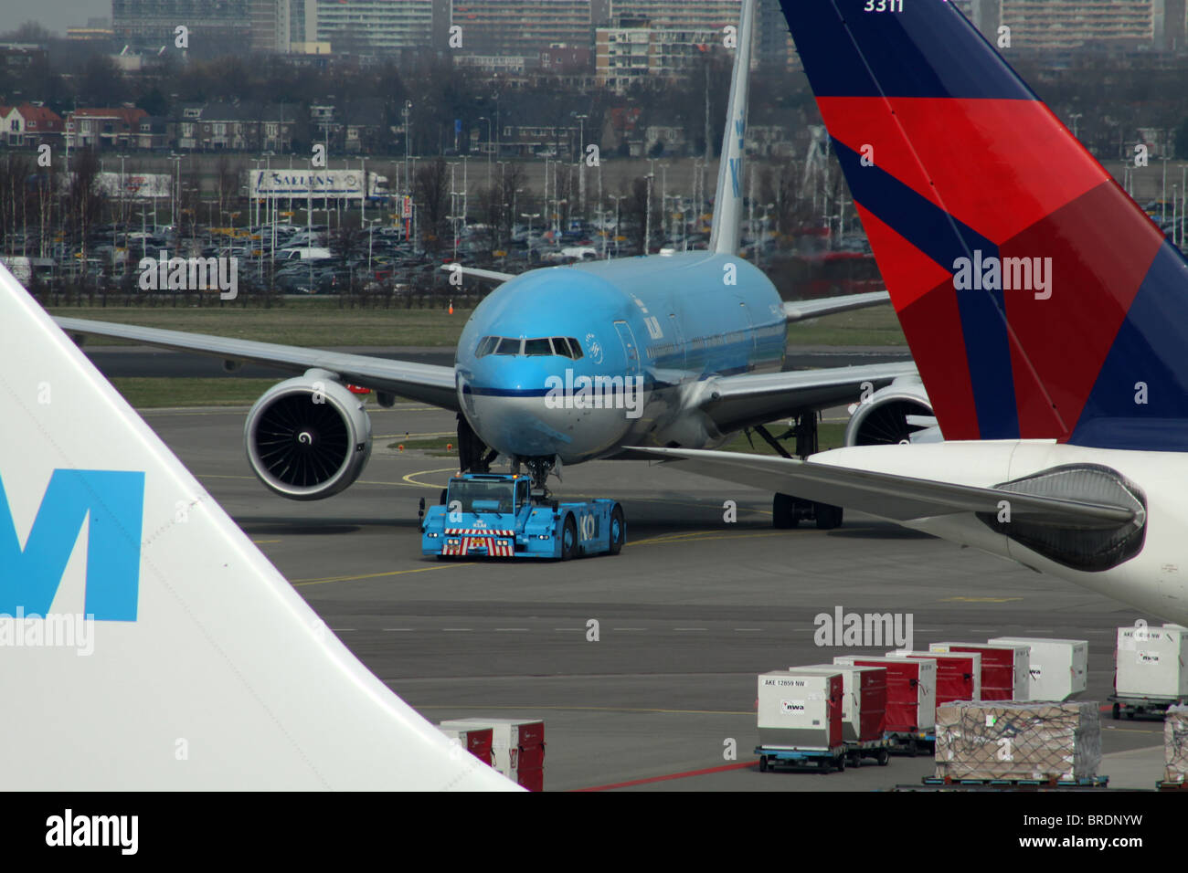 KLM Boeing 777 Ankunft am Flughafen Schiphol, Amsterdam, Niederlande Stockfoto
