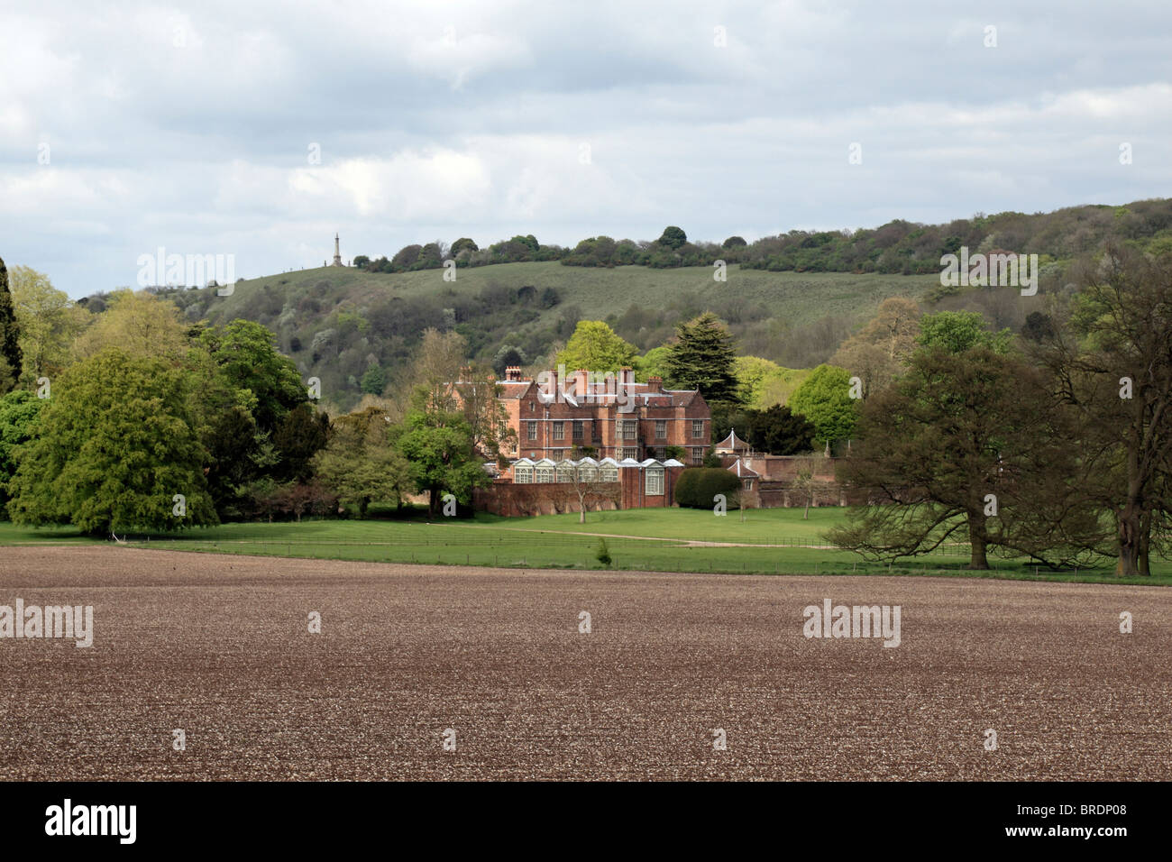 Blick über ein leeres Feld in Richtung Chequers (Chequers Court), der Landsitz des Premierministers des Vereinigten Königreichs. Stockfoto