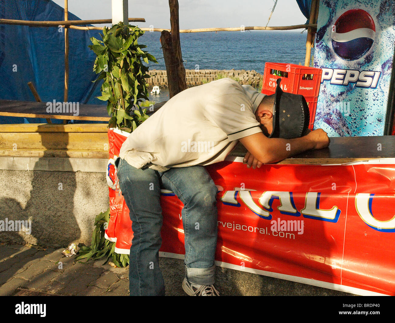 betrunkener Mann schlafen auf der Straße, Madeira, Portugal im September Religion Festival in Ponta Delgada Stockfoto