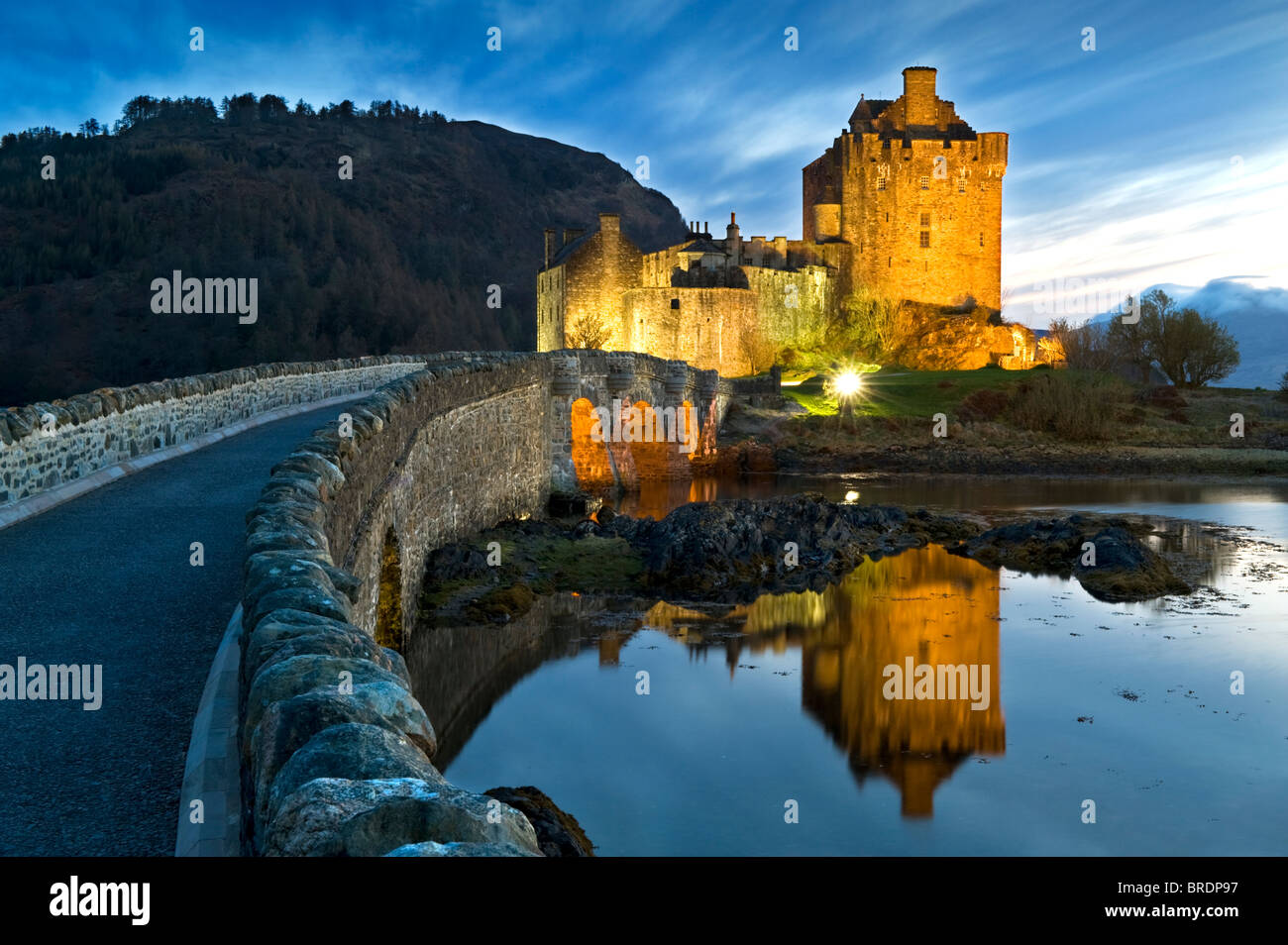 Eilean Donan Castle bei Nacht, Loch Duich, Schottisches Hochland, Schottland, UK Stockfoto