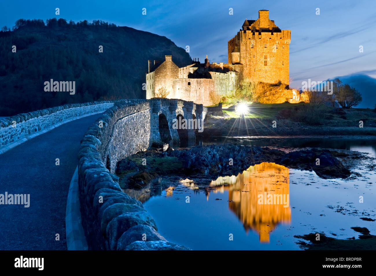 Eilean Donan Castle bei Nacht, Loch Duich, Schottisches Hochland, Schottland, UK Stockfoto